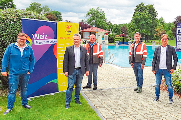 Die Vorstandsmitglieder der Stadtgemeinde Weiz und Vertreter des Wirtschaftshofes im Weizer Schwimmbad.