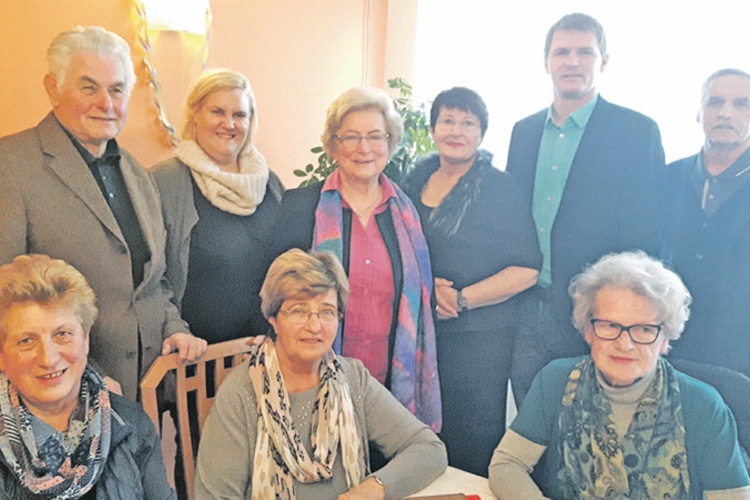 Mitglieder des Seniorenbundes Jennersdorf mit den Ehrengästen der Versammlung.