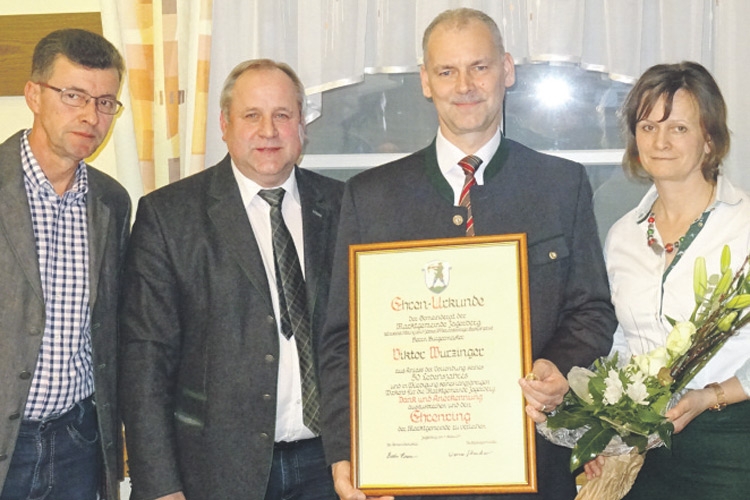 Ehrenringträger Bürgermeister Viktor Wurzinger mit Gratulanten.