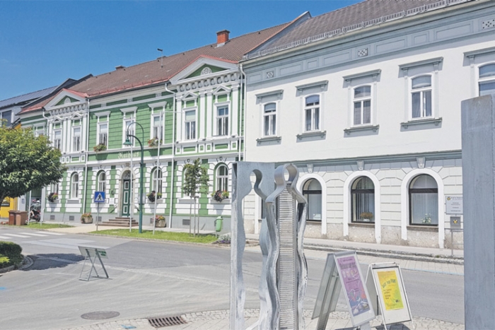 Zentrum der Marktgemeinde „Straß in Steiermark“ mit seinen ca. 4860 Einwohnerinnen und Einwohnern. Die Gemeinde ist österreichweit auch für seine Kaserne bekannt. 
