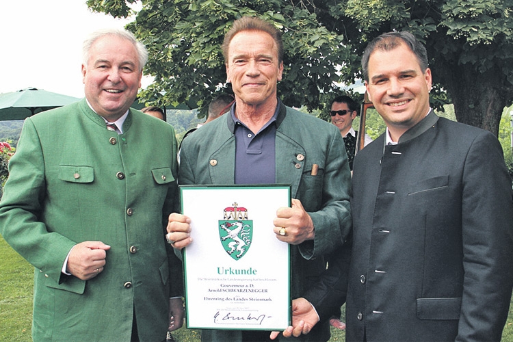(v.l.:) LH Hermann Schützenhöfer überreichte höchste Auszeichnung an Arnold Schwarzenegger, LH-Stv. Mag. Michael Schickhofer.