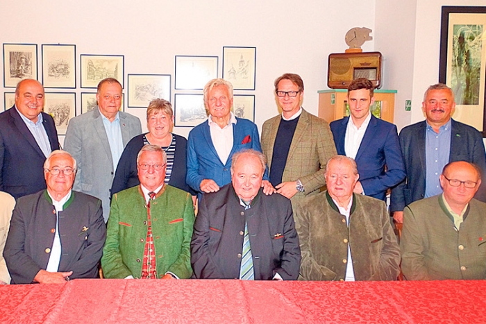 Der neu gewählte Seniorenbund-Bezirksvorstand mit den Ehrengästen.