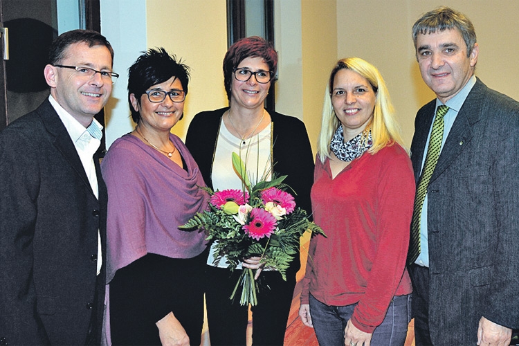 Bürgermeisterin Karin Kirisits (Mitte) umringt von Gratulanten. 