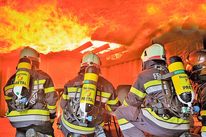 Der Atemschutztrupp der Feuerwehr Pretal bei der Brandbekämpfung. 