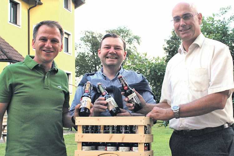 In den wunderschönen Holz-Bierkisten sind die kultigen Gratzer-Bierflaschen verpackt. Über den köstlichen Inhalt freuen sich Bierbrauer Alois Gratzer, Gastronom Andreas Friedrich und Bierkenner DI Werner Blohmann. 