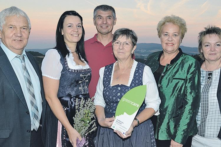 Familie Gerlinde und Gregor Kögl (Mitte) bei der Verleihung der ersten „Green Care“ Zertifizierungstafel auf ihrem Hof in Langau/Bernstein.