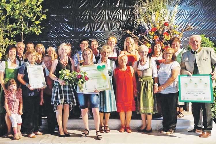 Das Großwilfersdorfer Blumenschmuck-Team freut sich über die Auszeichnung.