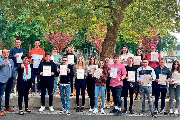 Die 18 HAK-SchülerInnen mit dem Cambridge BEC Zertifikat. 
