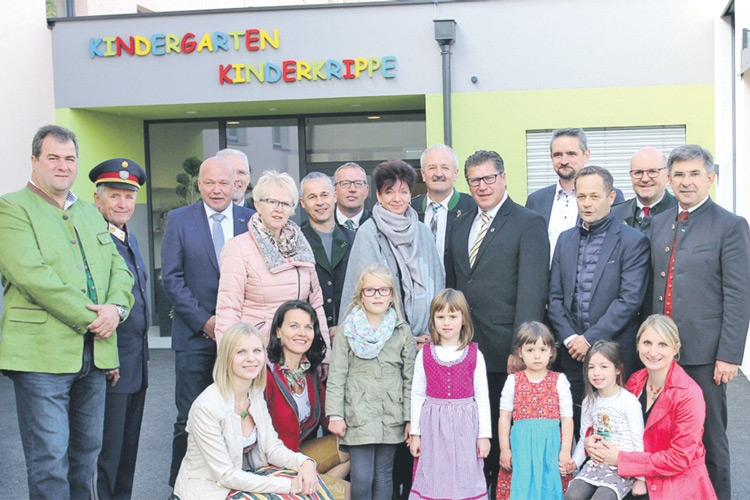 Bürgermeister Johannes Weidinger mit den zahlreichen Ehrengästen sowie den Kindern bei der Eröffnungsfeier.