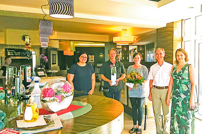 Bei der offiziellen Eröffnung des Café Central wünschte Bgm. Mag. Dr. Wolfgang Dolesch den neuen Betreibern viel Erfolg. 