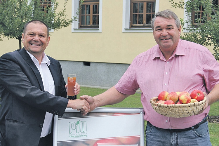 (v.l.:) Eduard Posch (Obmann der Pinkafelder Obstverwertungs­genossenschaft) und Karl Trummer (GF Trummer Fruchtsäfte).