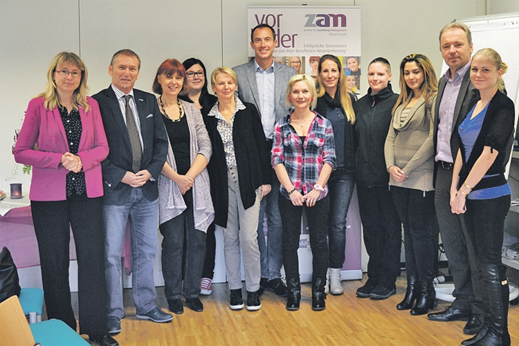 Die Absolventinnen der Ausbildung sowie die Ausbildungsverantwortlichen von zam-Steiermark GmbH, AMS und WIFI.
