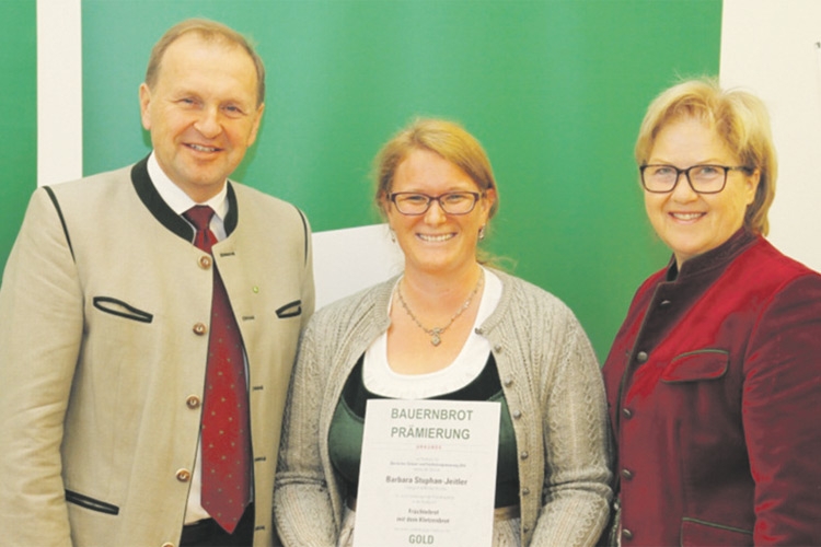 Kammerdirketor Werner Brugner und Landesbäuerin Auguste Maier gratulieren Barbara Stuphan-Jeitler aus Bad Blumau.