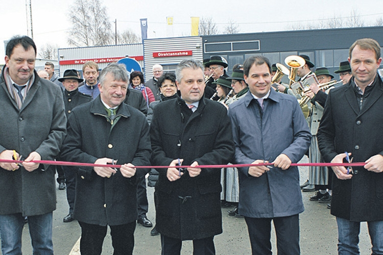 Die Ehrengäste beim Durchschneiden des Eröffnungsbandes an der neu angelegten Zufahrtsstraße zum Gewerbe- und Ressourcenpark in Friedberg.