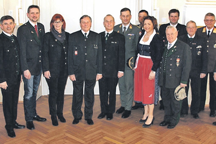 Bezirksobmann Franz Ortauf mit den Ehrengästen der 67. Bezirkstagung im Mailandsaal.