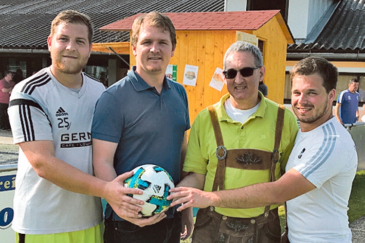 LAbg. Bernhard Hirczy sponserte den Matchball in Jennersdorf.