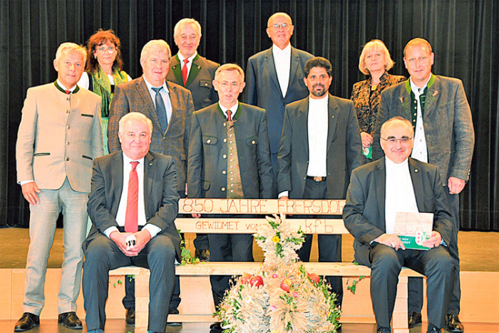Bgm. Gerald Maier mit den Ehrengästen, an der Spitze LH Hermann Schützenhöfer (sitzend links) und Bischof Mag. Dr. Wilhelm Krautwaschl. 