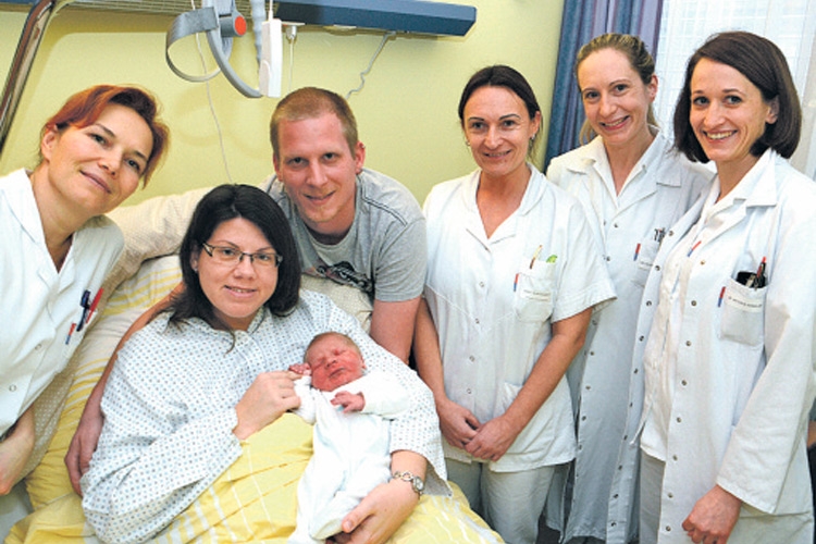 Die Krankenhausbelegschaft &amp; Eltern mit Neujahrsbaby David.