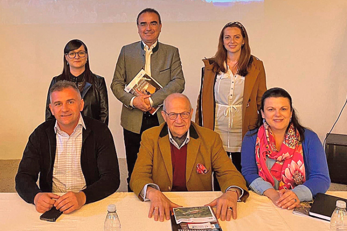 Dr. Robert Celec, Mag. Andreas Bardeau, Sonja Skalnik (vorne) u. Katarina Jerebic sowie Gilbert Lang und Nina Peischl (hinten im Bild). 