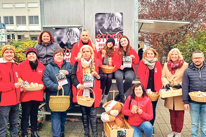 Die SPÖ-Regionalfrauen bei ihrer Aktion „Gegen Gewalt an Kindern“ – 200 Plüschlöwen wurden verteilt und zahlreiche Gespräche geführt.