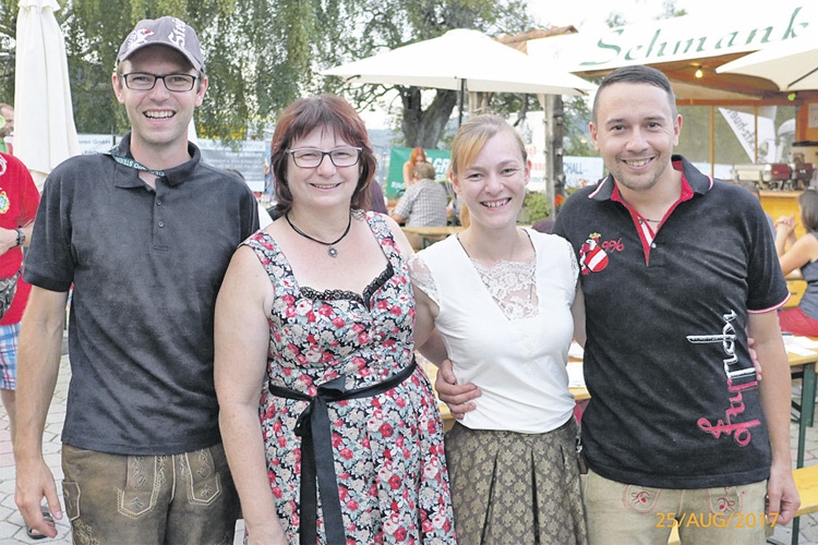 Zahlreiche Besucher feierten mit der Trachtenmoden-Familie Trummer wieder das traditionelle Herbstfest´l in Dietersdorf bei Gnas. 