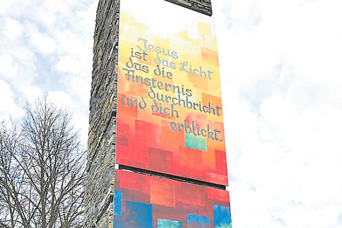 (v.l.:) Diakon und Künstler Gustav Lagler mit  Johann Müllner beim Denkmal. 