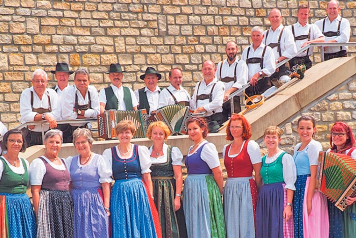 Volkstanzgruppe Loipersdorf beim Europ. Folklore-Festival. 