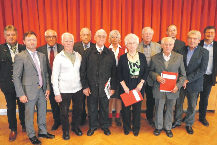 Die Mitglieder bei der Überreichung der Ehrenurkunde in Feldbach.
