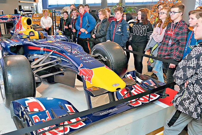 Die Ausstellungsexponate am Red Bull Ring, wie dieses Rennauto, begeisterten die Jugendlichen wie auch die Lehrer gleichermaßen. 