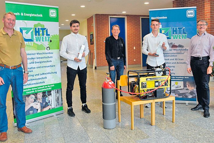 Markus Hörting-Stoppacher und David Lammer (Mitte) von der HTL Weiz bauten den Range-Extender, der mit Biogas betrieben wird. 