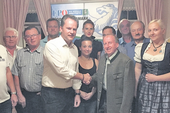 NAbg. Walter Rauch gratuliert den Mitgliedern zur neu formierten Bauernschaft der FPÖ.