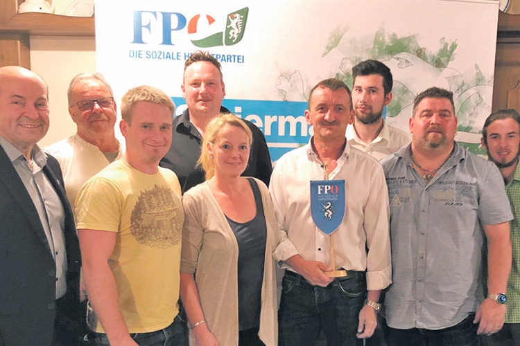 LAbg. BPO Erich Hafner mit den Mitgliedern der neuen Ortsgruppe. 