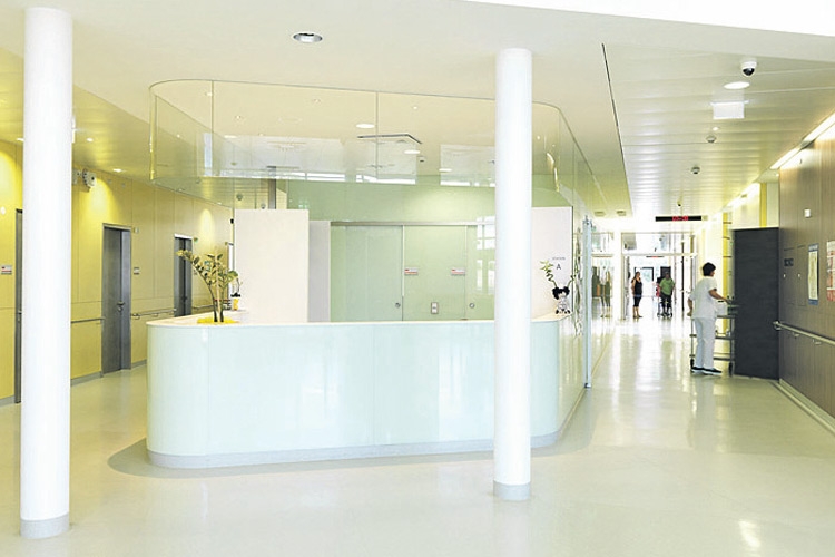 Die modernisierte und lichtdurchflutete Rezeption des Spitalstandortes Fürstenfeld.