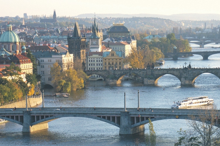 Die Karlsbrücke (Mitte) gilt als das Wahrzeichen der Stadt und verbindet die Altstadt mit der Prager Kleinseite.