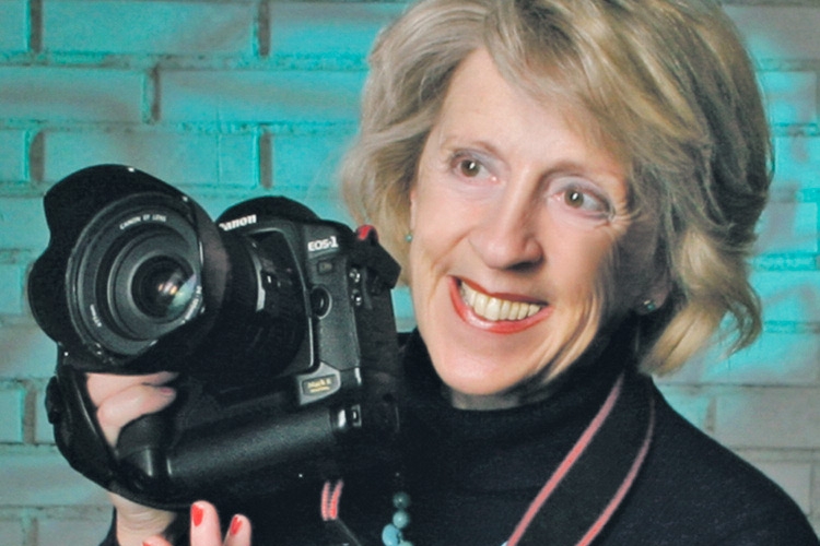 Die „Foto-Christl“ als Power-Frau. So kennt man Christine Derler bei all ihren Foto-Reportagen.