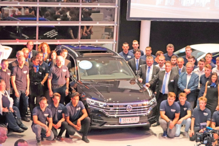 Das Team vom Autohaus Trummer im neuen VW Schauraum.