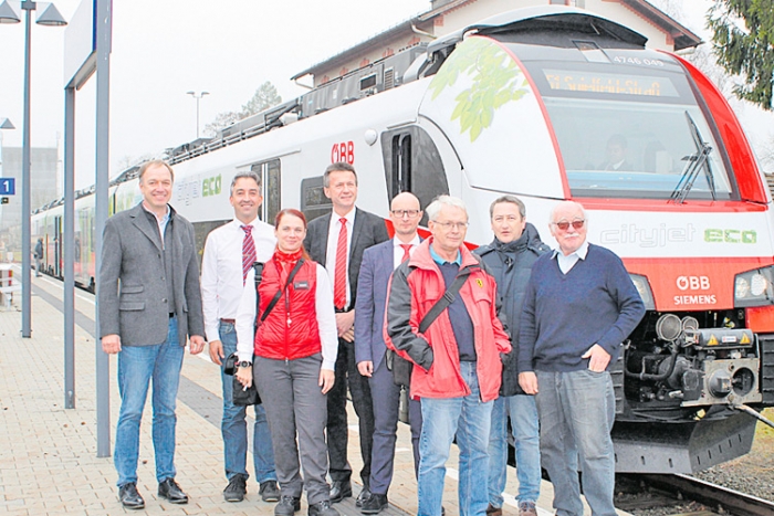 Die Interessensgemeinschaft „Radkersburger Bahn” vor dem, sich noch in der Testphase befindlichen Cityjet eco.
