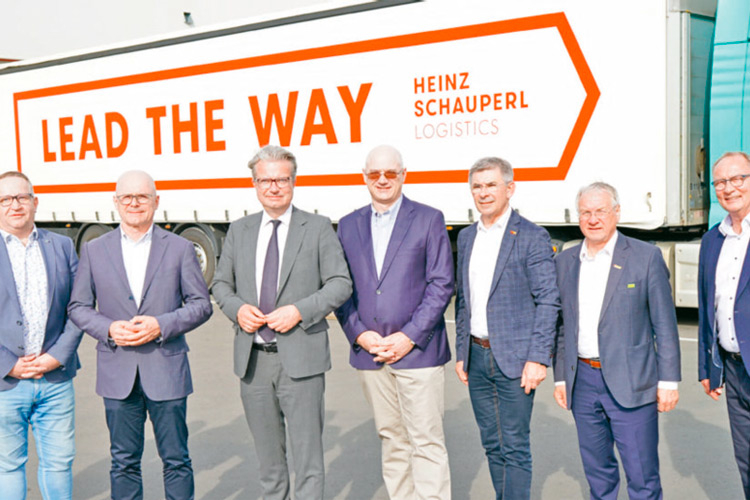 LH Christopher Drexler (4.v.l.) mit der Geschäftsleitung von Schauperl Logistik Gerhard Schauperl (3.v.l.) und Heinz Schauperl (4.v.r.).