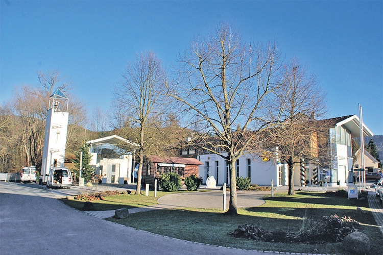 Der Dorfplatz von Floing mit der Kapelle und dem Gemeindezentrum.