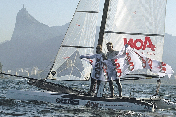 Die Olympia-Bronzenen Thomas Zajc und Tanja Frank hielten die ASVÖ-Fahne in der Bucht von Rio de Janeiro hoch.