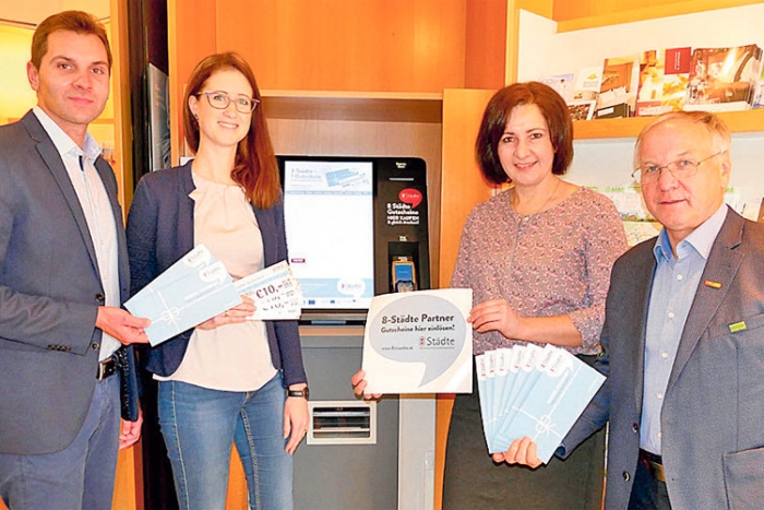 (v.l.:) TV-Obm. StR Christian Ortauf, Yvonne Ortauf, Christine Neuhold und Bgm. Ing. Josef Ober freuen sich auf den neuen Automaten. 
