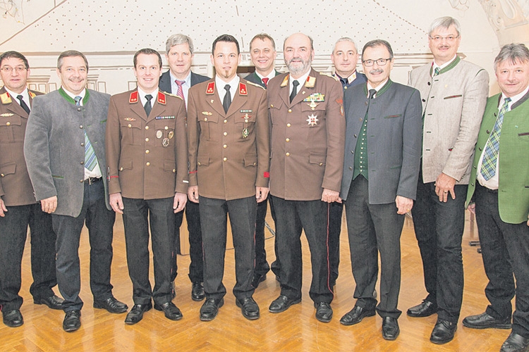 Kameraden der FF Pöllau mit Ehrengästen der Wehrversammlung.