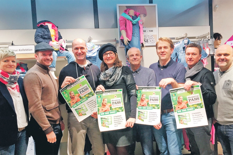Die Vorstandsmitglieder der Einkaufsstadt Hartberg präsentierten kürz­lich den „Shopping-PASS” 2018.