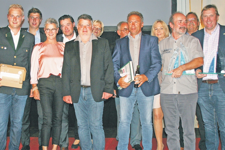 Die zahlreichen Gewinner des Süd-Ost-Journal Golfcup rund um den Organisator Robert Gutmann (m.).