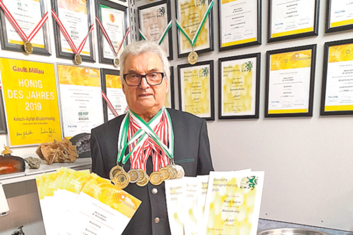 Anton Weiß mit den zahlreichen Auszeichnungen, die seine Honigsorten erhielten.