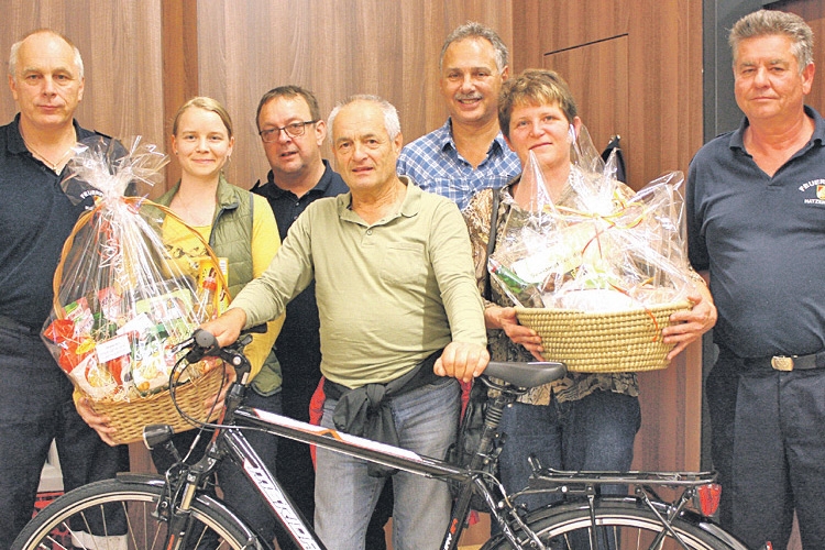 Walter Krenn (Mitte) mit dem Hauptpreis, einem Fahrrad.
