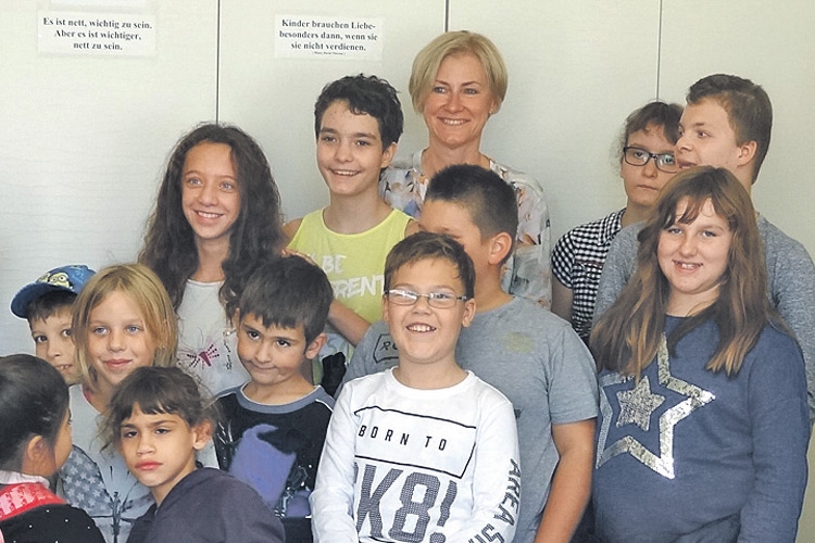 Dir. Bugnits mit den Kindern der Sonderschule in der NMS Güssing. 