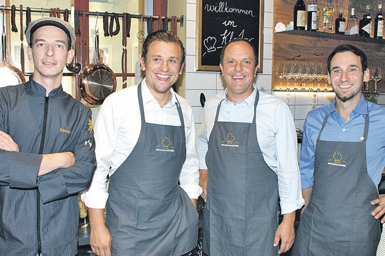 (v.l.:) Simon Pangerl (Chef-Koch), Horst Schafler, Bgm. Chris­toph Stark, Kurt Pretterhofer bei der Eröffnungsfeier.