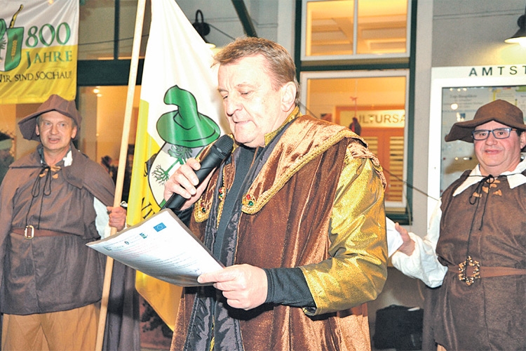 Bürgermeister Josef Kapper mit seinem Gefolge, den Herolden, beim Einläuten des Jubiläumsjahres - 800 Jahre Söchau.