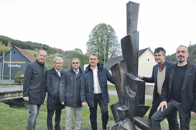 Bildhauer Talos Kedl mit der Goberlinger Skulptur und Ehrengästen.